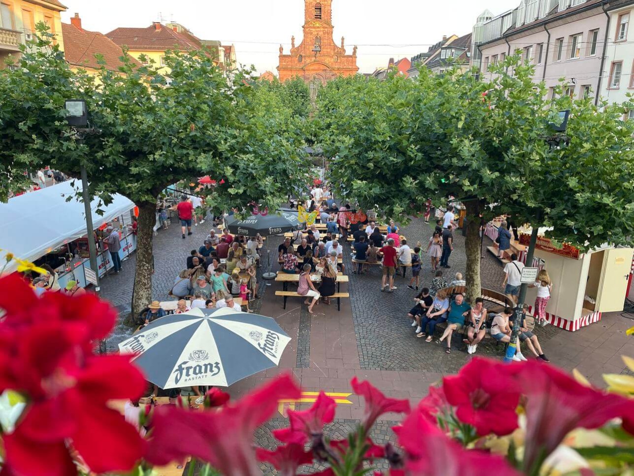 Blick von oben auf den Marktplatz beim Stadtfest